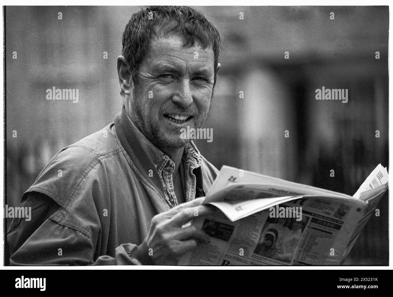 JOHN NETTLES, BATH, 1994: L'attore John Nettles promuove la sua prossima commedia The Provok'd Wife al Theatre Royal di Bath, Inghilterra, Regno Unito, il 20 agosto 1994. Questo fu un periodo di inattività nella sua carriera tra gli omicidi di Bergerac e Midsomer. Figura: Rob Watkins. INFO: John Nettles, un attore britannico nato l'11 ottobre 1943 a St Austell, Cornovaglia, ha guadagnato fama per i suoi ruoli in drammi televisivi come "Bergerac" e "Midsomer Murders". Le sue performance versatili e la sua presenza dominante lo hanno reso una figura amata nella televisione britannica. Foto Stock