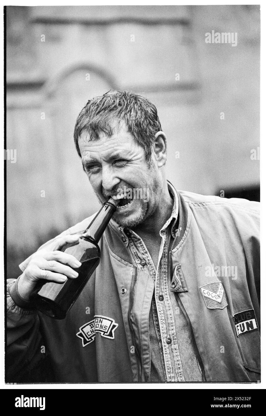 JOHN NETTLES, BATH, 1994: L'attore John Nettles promuove la sua prossima commedia The Provok'd Wife al Theatre Royal di Bath, Inghilterra, Regno Unito, il 20 agosto 1994. Questo fu un periodo di inattività nella sua carriera tra gli omicidi di Bergerac e Midsomer. Figura: Rob Watkins. INFO: John Nettles, un attore britannico nato l'11 ottobre 1943 a St Austell, Cornovaglia, ha guadagnato fama per i suoi ruoli in drammi televisivi come "Bergerac" e "Midsomer Murders". Le sue performance versatili e la sua presenza dominante lo hanno reso una figura amata nella televisione britannica. Foto Stock