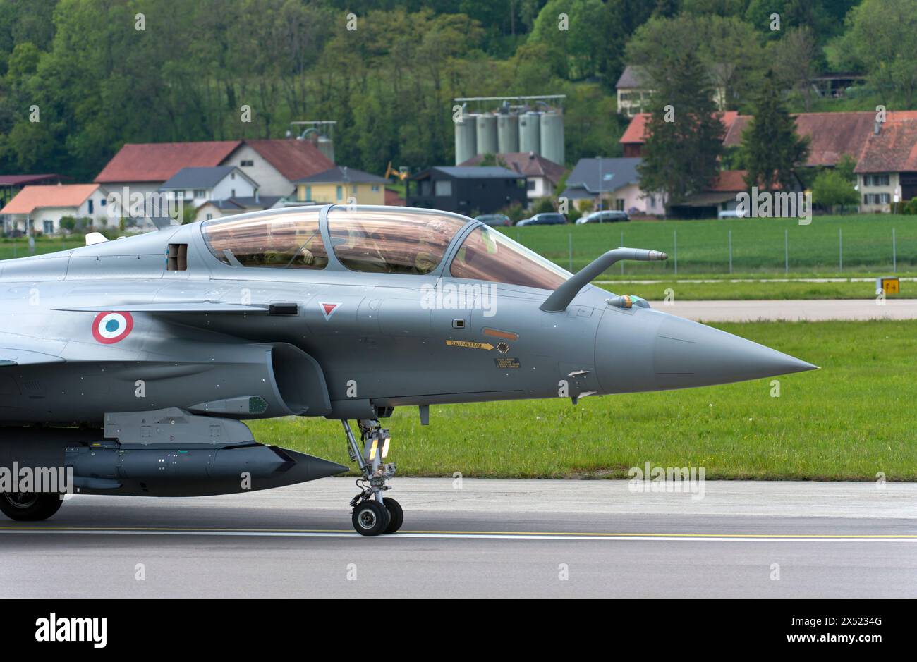 Prua di un caccia multiruolo a due posti Dassault Rafale B con caratteristica sonda fissa di rifornimento, l'Armée de l'Air dell'aeronautica francese Foto Stock