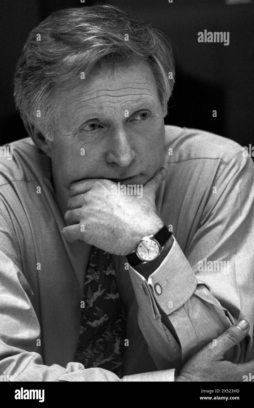 DAVID DIMBLEBY, BACKSTAGE, QUESTION TIME, 1994: Un portriat del presentatore televisivo e presentatore di notizie David Dimbleby subito dopo che ha assunto il ruolo di nuovo presentatore di Question Time nel backstage dopo lo spettacolo agli ITV Studios, Culverhouse Cross a Cardiff, Galles, Regno Unito, il 17 marzo 1994. Foto: Rob Watkins. Foto Stock