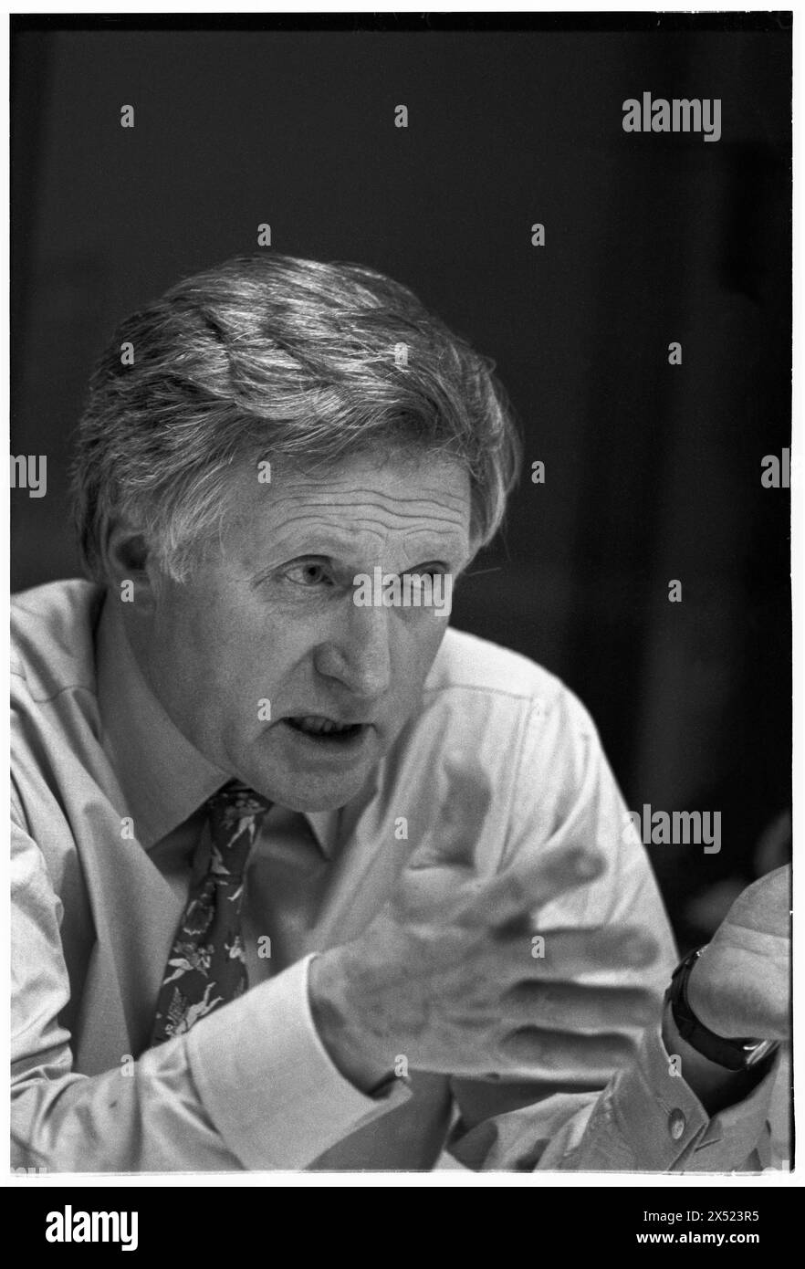 DAVID DIMBLEBY, BACKSTAGE, QUESTION TIME, 1994: Un portriat del presentatore televisivo e presentatore di notizie David Dimbleby subito dopo che ha assunto il ruolo di nuovo presentatore di Question Time nel backstage dopo lo spettacolo agli ITV Studios, Culverhouse Cross a Cardiff, Galles, Regno Unito, il 17 marzo 1994. Foto: Rob Watkins. Foto Stock