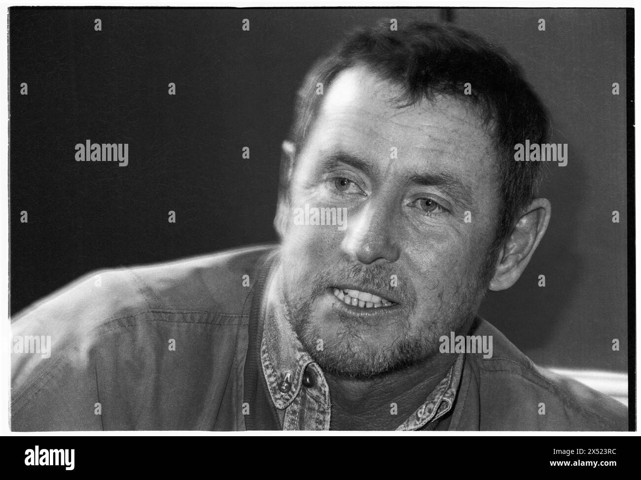 JOHN NETTLES, BATH, 1994: L'attore John Nettles promuove la sua prossima commedia The Provok'd Wife al Theatre Royal di Bath, Inghilterra, Regno Unito, il 20 agosto 1994. Questo fu un periodo di inattività nella sua carriera tra gli omicidi di Bergerac e Midsomer. Figura: Rob Watkins. INFO: John Nettles, un attore britannico nato l'11 ottobre 1943 a St Austell, Cornovaglia, ha guadagnato fama per i suoi ruoli in drammi televisivi come "Bergerac" e "Midsomer Murders". Le sue performance versatili e la sua presenza dominante lo hanno reso una figura amata nella televisione britannica. Foto Stock