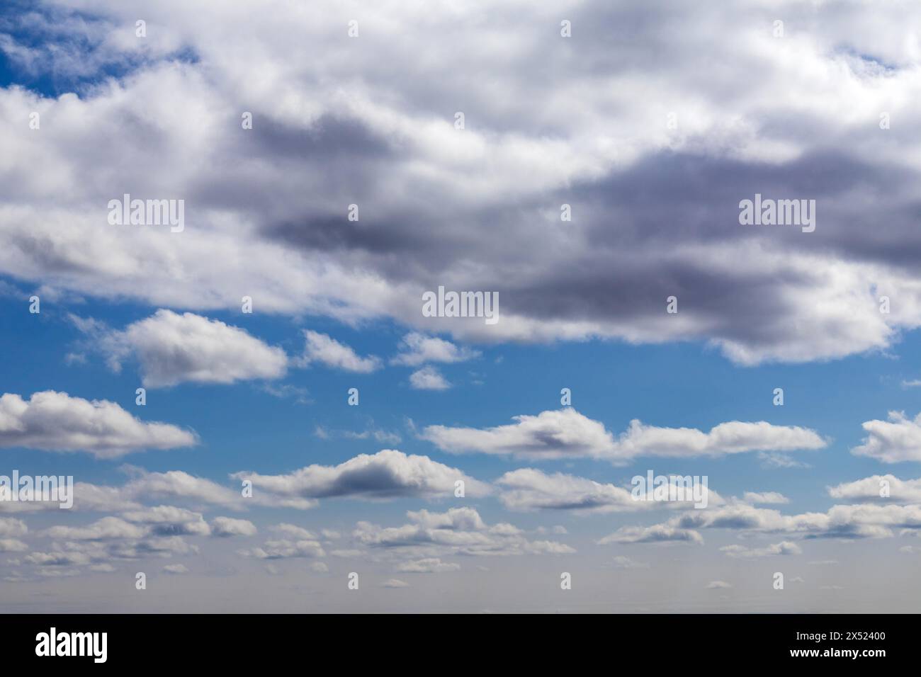 Il cielo blu con nuvole bianche Foto Stock