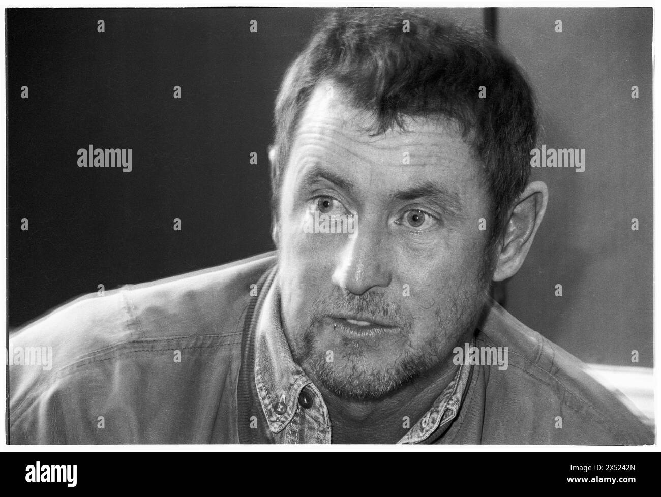 JOHN NETTLES, BATH, 1994: L'attore John Nettles promuove la sua prossima commedia The Provok'd Wife al Theatre Royal di Bath, Inghilterra, Regno Unito, il 20 agosto 1994. Questo fu un periodo di inattività nella sua carriera tra gli omicidi di Bergerac e Midsomer. Figura: Rob Watkins. INFO: John Nettles, un attore britannico nato l'11 ottobre 1943 a St Austell, Cornovaglia, ha guadagnato fama per i suoi ruoli in drammi televisivi come "Bergerac" e "Midsomer Murders". Le sue performance versatili e la sua presenza dominante lo hanno reso una figura amata nella televisione britannica. Foto Stock