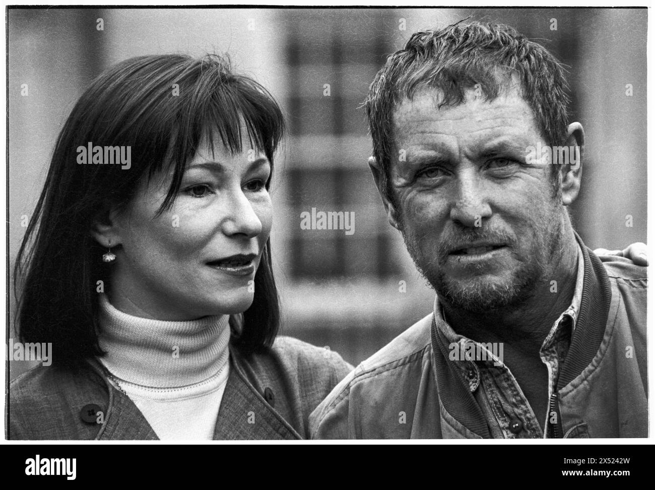 JOHN NETTLES, KATE o'TOOLE, BATH, 1994: Actors John Nettles and Kate o'Toole promuovono la loro prossima commedia The Provok'd Wife al Theatre Royal di Bath, Inghilterra, Regno Unito, il 20 agosto 1994. Questo fu un periodo di inattività nella sua carriera tra gli omicidi di Bergerac e Midsomer. Figura: Rob Watkins. INFO: John Nettles, un attore britannico nato l'11 ottobre 1943 a St Austell, Cornovaglia, ha guadagnato fama per i suoi ruoli in drammi televisivi come "Bergerac" e "Midsomer Murders". Le sue performance versatili e la sua presenza dominante lo hanno reso una figura amata nella televisione britannica. Foto Stock