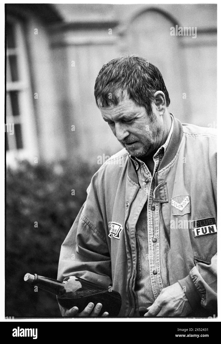 JOHN NETTLES, BATH, 1994: L'attore John Nettles promuove la sua prossima commedia The Provok'd Wife al Theatre Royal di Bath, Inghilterra, Regno Unito, il 20 agosto 1994. Questo fu un periodo di inattività nella sua carriera tra gli omicidi di Bergerac e Midsomer. Figura: Rob Watkins. INFO: John Nettles, un attore britannico nato l'11 ottobre 1943 a St Austell, Cornovaglia, ha guadagnato fama per i suoi ruoli in drammi televisivi come "Bergerac" e "Midsomer Murders". Le sue performance versatili e la sua presenza dominante lo hanno reso una figura amata nella televisione britannica. Foto Stock