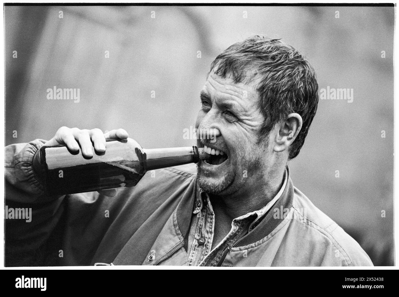 JOHN NETTLES, BATH, 1994: L'attore John Nettles promuove la sua prossima commedia The Provok'd Wife al Theatre Royal di Bath, Inghilterra, Regno Unito, il 20 agosto 1994. Questo fu un periodo di inattività nella sua carriera tra gli omicidi di Bergerac e Midsomer. Figura: Rob Watkins. INFO: John Nettles, un attore britannico nato l'11 ottobre 1943 a St Austell, Cornovaglia, ha guadagnato fama per i suoi ruoli in drammi televisivi come "Bergerac" e "Midsomer Murders". Le sue performance versatili e la sua presenza dominante lo hanno reso una figura amata nella televisione britannica. Foto Stock