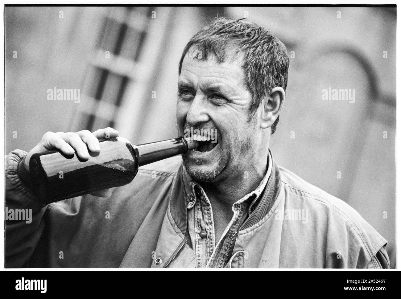 JOHN NETTLES, BATH, 1994: L'attore John Nettles promuove la sua prossima commedia The Provok'd Wife al Theatre Royal di Bath, Inghilterra, Regno Unito, il 20 agosto 1994. Questo fu un periodo di inattività nella sua carriera tra gli omicidi di Bergerac e Midsomer. Figura: Rob Watkins. INFO: John Nettles, un attore britannico nato l'11 ottobre 1943 a St Austell, Cornovaglia, ha guadagnato fama per i suoi ruoli in drammi televisivi come "Bergerac" e "Midsomer Murders". Le sue performance versatili e la sua presenza dominante lo hanno reso una figura amata nella televisione britannica. Foto Stock