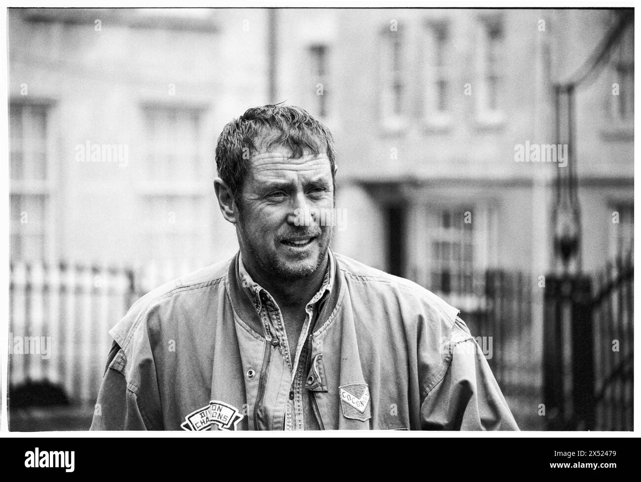 JOHN NETTLES, BATH, 1994: L'attore John Nettles promuove la sua prossima commedia The Provok'd Wife al Theatre Royal di Bath, Inghilterra, Regno Unito, il 20 agosto 1994. Questo fu un periodo di inattività nella sua carriera tra gli omicidi di Bergerac e Midsomer. Figura: Rob Watkins. INFO: John Nettles, un attore britannico nato l'11 ottobre 1943 a St Austell, Cornovaglia, ha guadagnato fama per i suoi ruoli in drammi televisivi come "Bergerac" e "Midsomer Murders". Le sue performance versatili e la sua presenza dominante lo hanno reso una figura amata nella televisione britannica. Foto Stock
