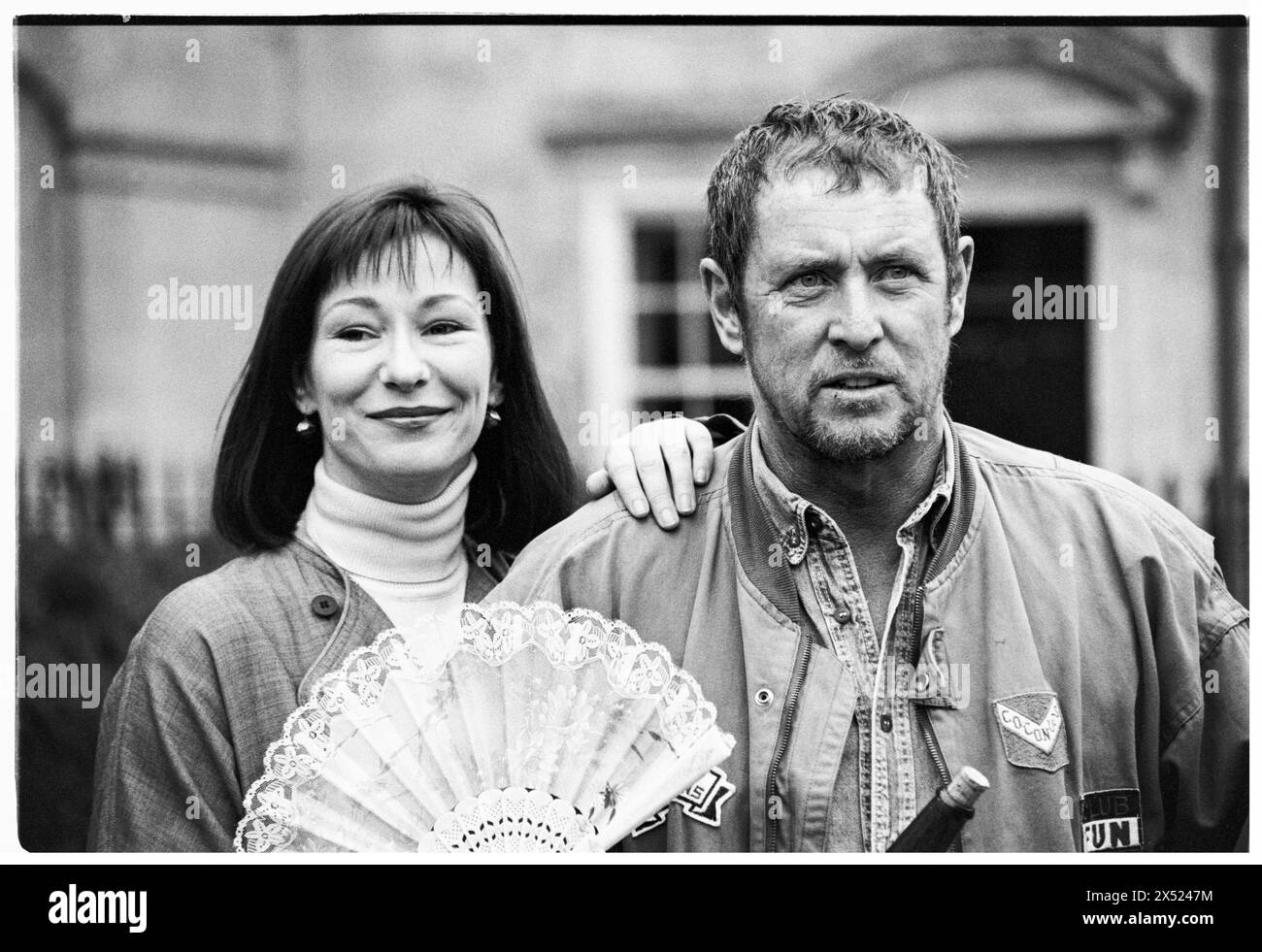 JOHN NETTLES, KATE o'TOOLE, BATH, 1994: Actors John Nettles and Kate o'Toole promuovono la loro prossima commedia The Provok'd Wife al Theatre Royal di Bath, Inghilterra, Regno Unito, il 20 agosto 1994. Questo fu un periodo di inattività nella sua carriera tra gli omicidi di Bergerac e Midsomer. Figura: Rob Watkins. INFO: John Nettles, un attore britannico nato l'11 ottobre 1943 a St Austell, Cornovaglia, ha guadagnato fama per i suoi ruoli in drammi televisivi come "Bergerac" e "Midsomer Murders". Le sue performance versatili e la sua presenza dominante lo hanno reso una figura amata nella televisione britannica. Foto Stock