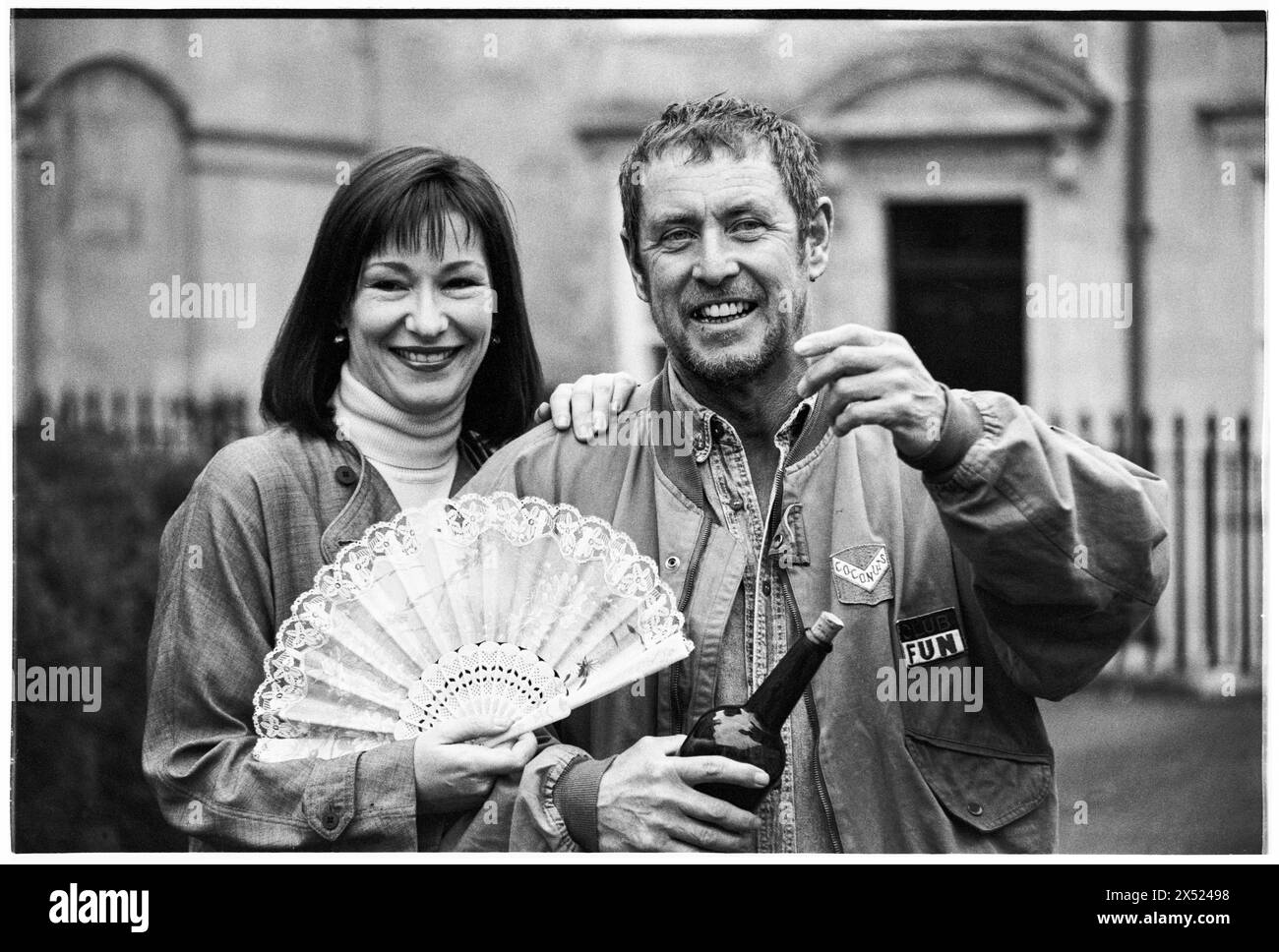 JOHN NETTLES, KATE o'TOOLE, BATH, 1994: Actors John Nettles and Kate o'Toole promuovono la loro prossima commedia The Provok'd Wife al Theatre Royal di Bath, Inghilterra, Regno Unito, il 20 agosto 1994. Questo fu un periodo di inattività nella sua carriera tra gli omicidi di Bergerac e Midsomer. Figura: Rob Watkins. INFO: John Nettles, un attore britannico nato l'11 ottobre 1943 a St Austell, Cornovaglia, ha guadagnato fama per i suoi ruoli in drammi televisivi come "Bergerac" e "Midsomer Murders". Le sue performance versatili e la sua presenza dominante lo hanno reso una figura amata nella televisione britannica. Foto Stock
