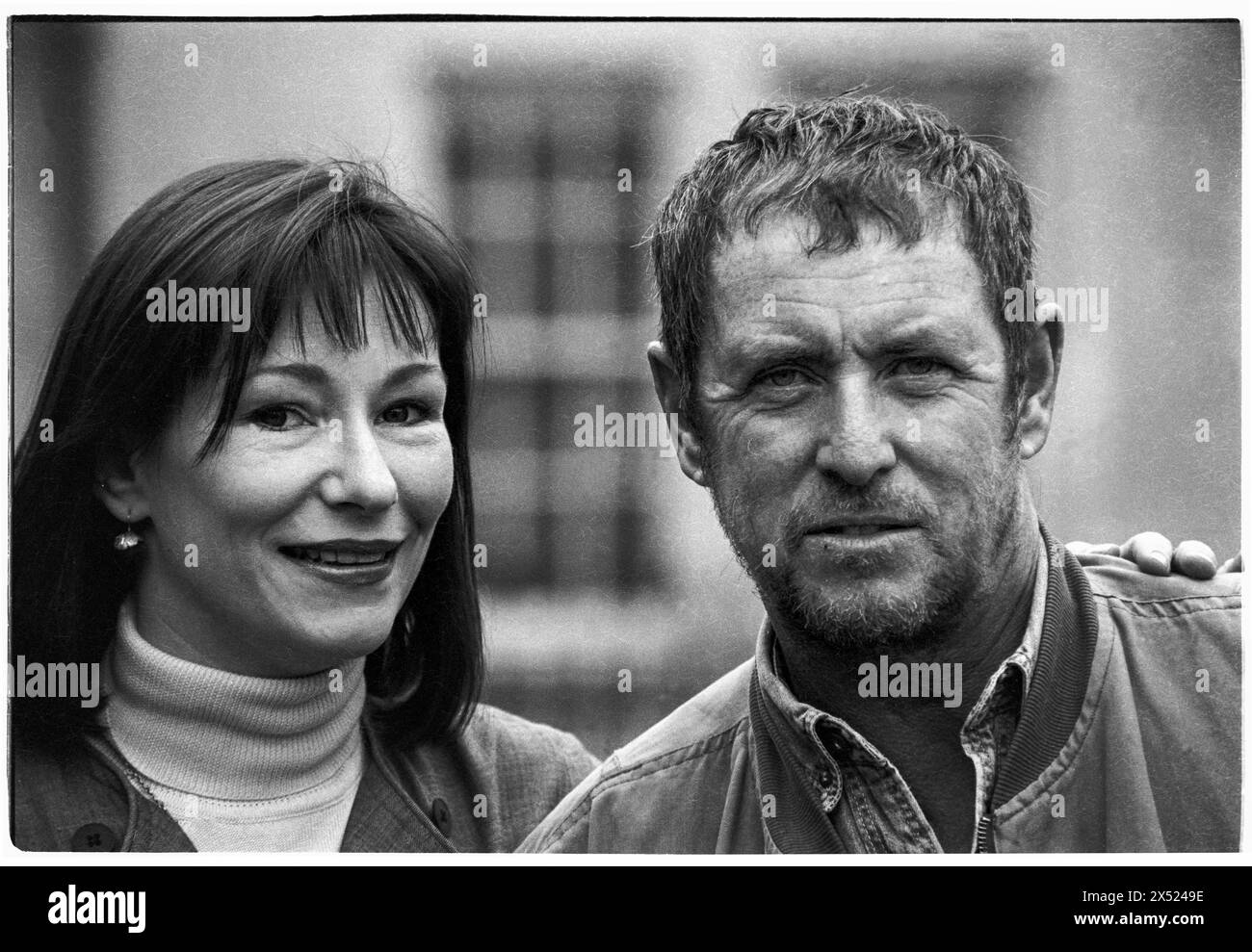 JOHN NETTLES, KATE o'TOOLE, BATH, 1994: Actors John Nettles and Kate o'Toole promuovono la loro prossima commedia The Provok'd Wife al Theatre Royal di Bath, Inghilterra, Regno Unito, il 20 agosto 1994. Questo fu un periodo di inattività nella sua carriera tra gli omicidi di Bergerac e Midsomer. Figura: Rob Watkins. INFO: John Nettles, un attore britannico nato l'11 ottobre 1943 a St Austell, Cornovaglia, ha guadagnato fama per i suoi ruoli in drammi televisivi come "Bergerac" e "Midsomer Murders". Le sue performance versatili e la sua presenza dominante lo hanno reso una figura amata nella televisione britannica. Foto Stock