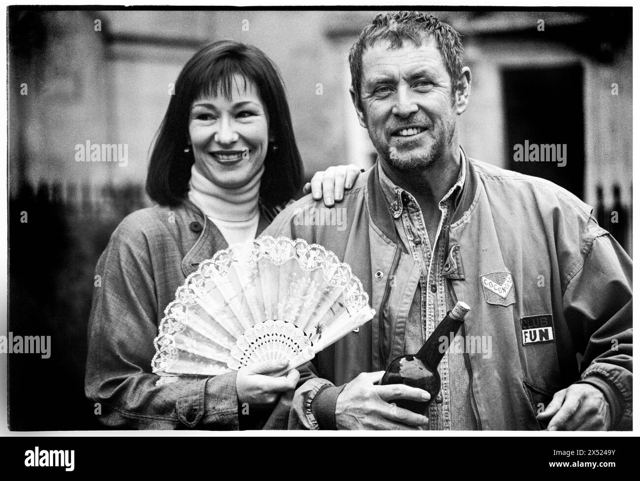 JOHN NETTLES, KATE o'TOOLE, BATH, 1994: Actors John Nettles and Kate o'Toole promuovono la loro prossima commedia The Provok'd Wife al Theatre Royal di Bath, Inghilterra, Regno Unito, il 20 agosto 1994. Questo fu un periodo di inattività nella sua carriera tra gli omicidi di Bergerac e Midsomer. Figura: Rob Watkins. INFO: John Nettles, un attore britannico nato l'11 ottobre 1943 a St Austell, Cornovaglia, ha guadagnato fama per i suoi ruoli in drammi televisivi come "Bergerac" e "Midsomer Murders". Le sue performance versatili e la sua presenza dominante lo hanno reso una figura amata nella televisione britannica. Foto Stock