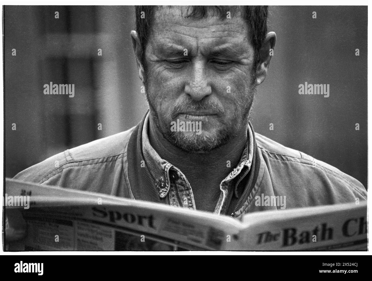 JOHN NETTLES, BATH, 1994: L'attore John Nettles promuove la sua prossima commedia The Provok'd Wife al Theatre Royal di Bath, Inghilterra, Regno Unito, il 20 agosto 1994. Questo fu un periodo di inattività nella sua carriera tra gli omicidi di Bergerac e Midsomer. Figura: Rob Watkins. INFO: John Nettles, un attore britannico nato l'11 ottobre 1943 a St Austell, Cornovaglia, ha guadagnato fama per i suoi ruoli in drammi televisivi come "Bergerac" e "Midsomer Murders". Le sue performance versatili e la sua presenza dominante lo hanno reso una figura amata nella televisione britannica. Foto Stock