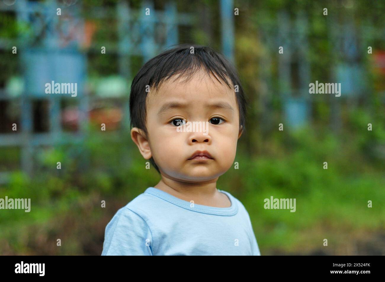 Adorabile ritratto per bambini indonesiani mentre giocano all'aperto. Foto Stock