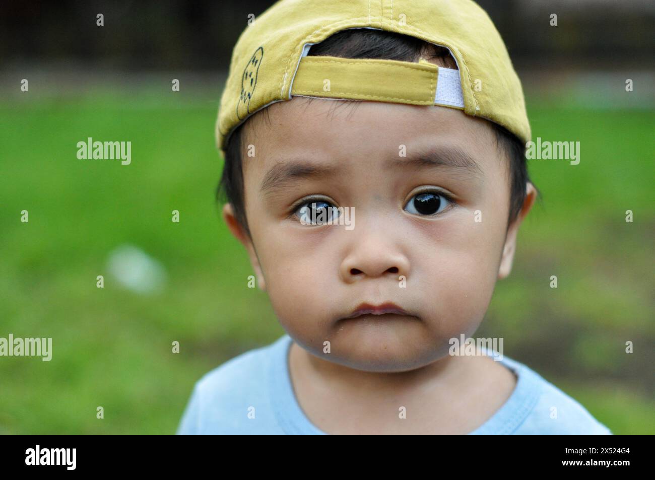 Adorabile ritratto per bambini indonesiani mentre giocano all'aperto. Foto Stock