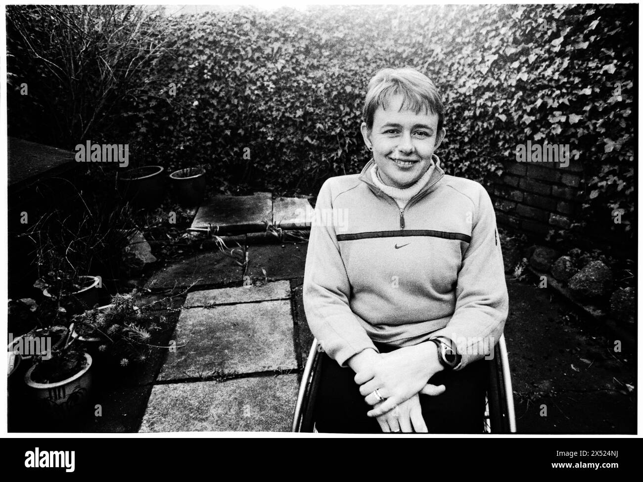 DAME TANNI GREY THOMPSON, RITRATTO, CARDIFF, 2001: Leggenda paralimpica Dame Tanni Grey-Thompson, fotografata nel giardino dei suoi genitori a Whitchurch, Cardiff, 17 marzo 2001. Dame - ora baronessa - Tanni ha vinto 16 medaglie paralimiche, di cui 11 d'oro. Figura: ROB WATKINS Foto Stock