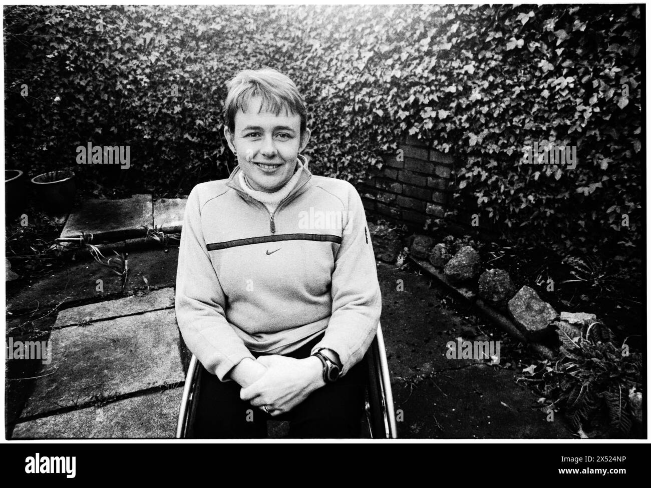 DAME TANNI GREY THOMPSON, RITRATTO, CARDIFF, 2001: Leggenda paralimpica Dame Tanni Grey-Thompson, fotografata nel giardino dei suoi genitori a Whitchurch, Cardiff, 17 marzo 2001. Dame - ora baronessa - Tanni ha vinto 16 medaglie paralimiche, di cui 11 d'oro. Figura: ROB WATKINS Foto Stock