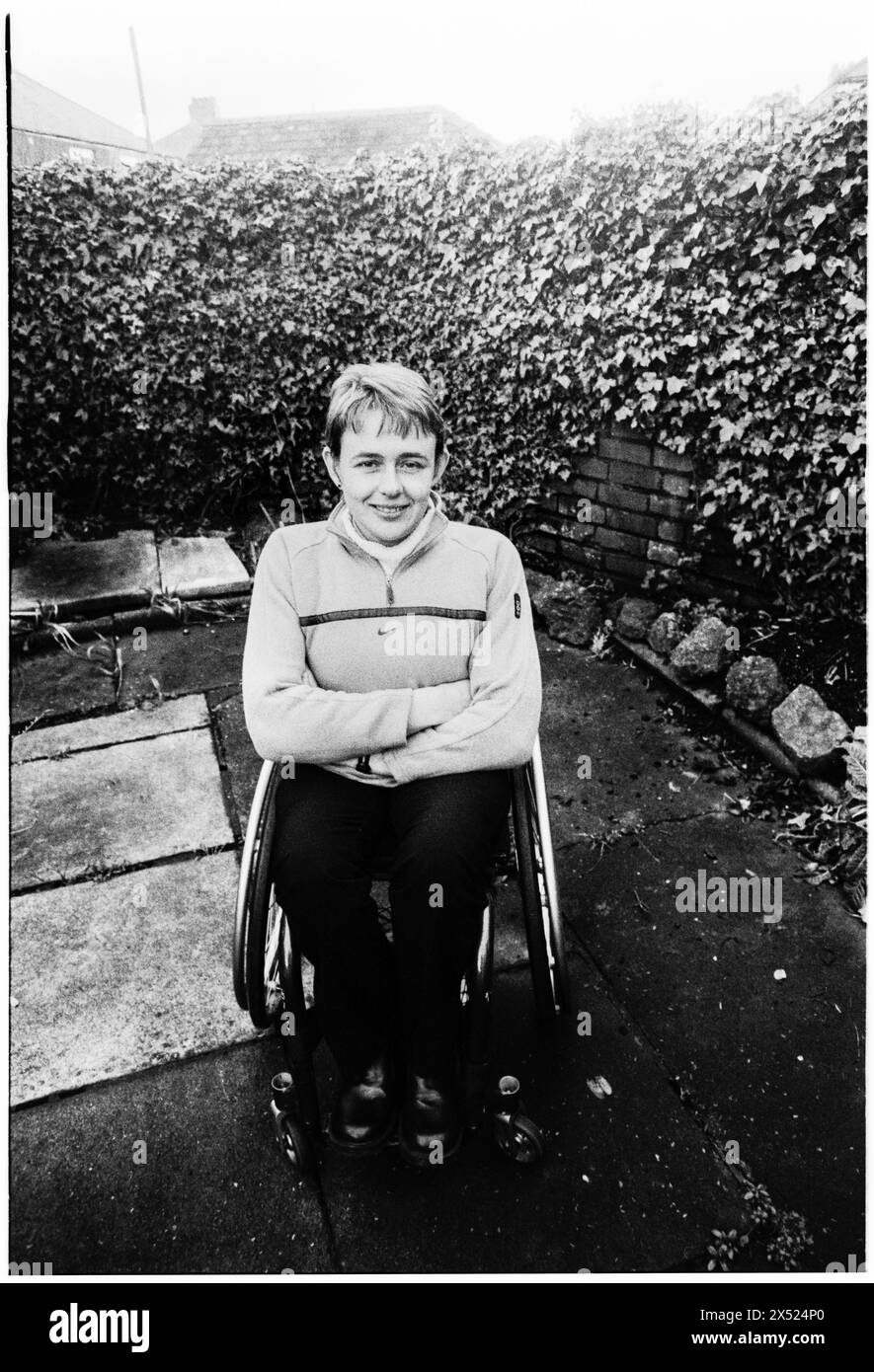 DAME TANNI GREY THOMPSON, RITRATTO, CARDIFF, 2001: Leggenda paralimpica Dame Tanni Grey-Thompson, fotografata nel giardino dei suoi genitori a Whitchurch, Cardiff, 17 marzo 2001. Dame - ora baronessa - Tanni ha vinto 16 medaglie paralimiche, di cui 11 d'oro. Figura: ROB WATKINS Foto Stock