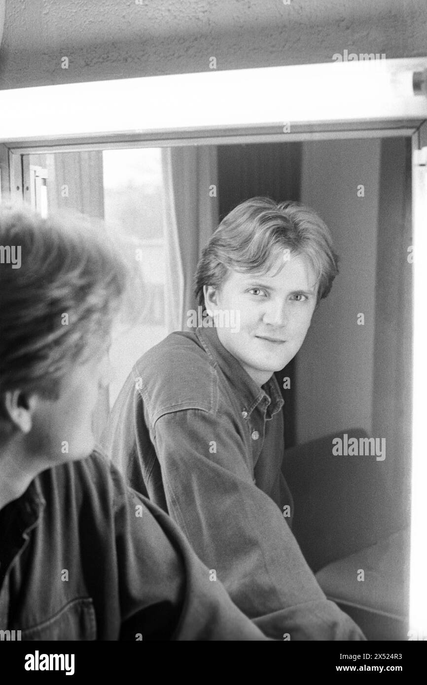 ALED JONES, SPOGLIATOIO, 1997: Il cantante gallese Aled Jones al 26enne ha fotografato il backstage nel suo specchio camerino a Cardiff St David's Hall, Cardiff, Galles, Regno Unito il 6 marzo 1997. Stava rilanciando la sua carriera come attore teatrale in musical. Foto: Rob Watkins. INFORMAZIONI: Aled Jones, cantante e presentatore televisivo gallese, è diventato famoso come soprano con successi come "Walking in the Air". Passando a una carriera di successo come tenore adulto, è diventato una figura amata nella musica classica e popolare. Foto Stock