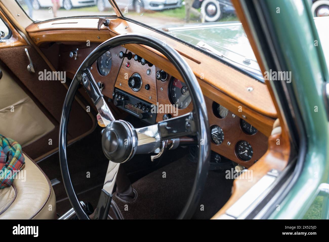 Classic vintage Bristol 400 da 2 litri con cruscotto in legno. Foto Stock