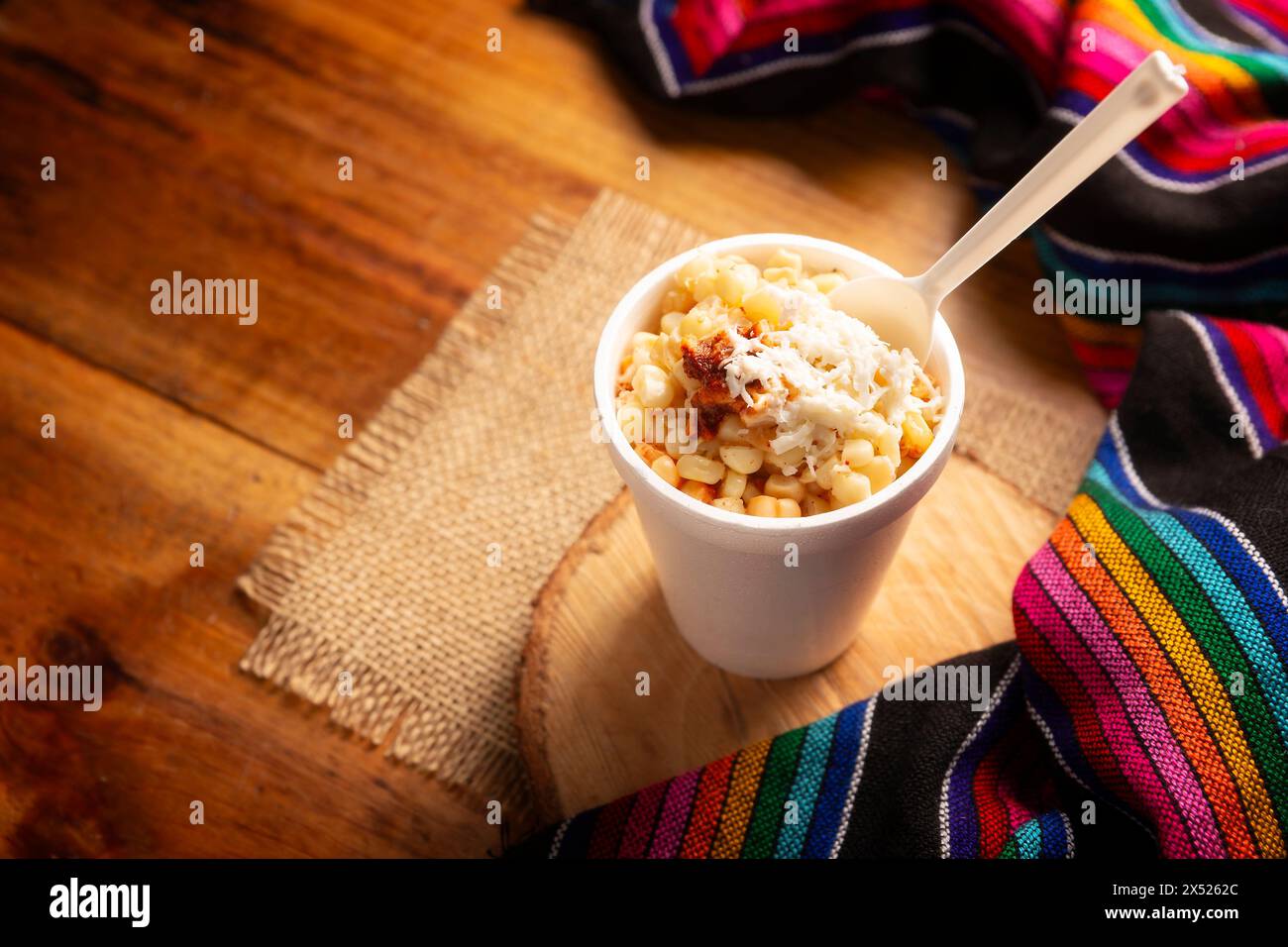 Esquites. Chicchi di mais cotti e serviti con maionese, panna acida, limone e peperoncino in polvere, cibo di strada molto popolare in Messico, noto anche come Elote en Vas Foto Stock