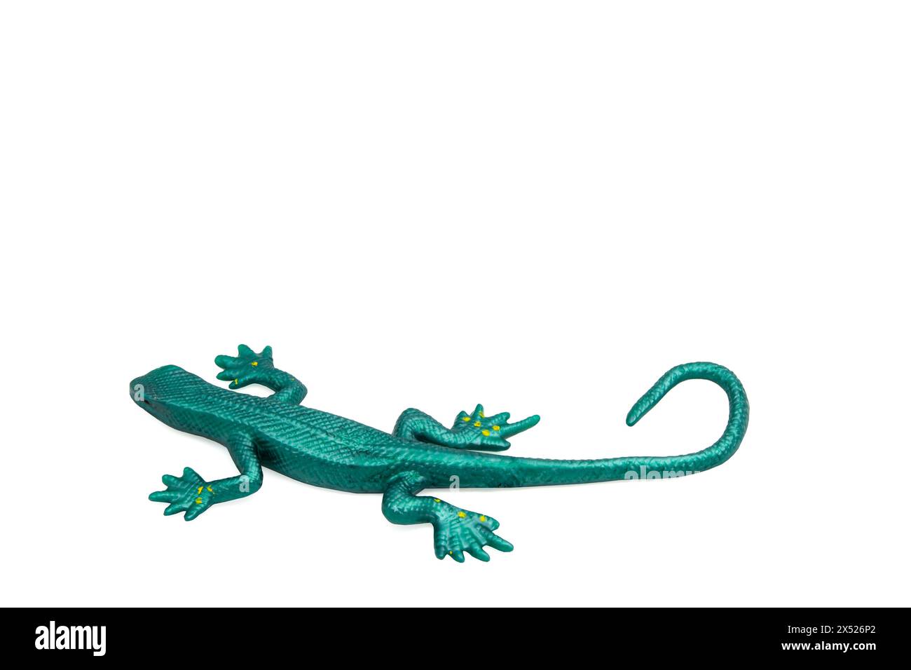 Lucertola giocattolo in gomma verde su sfondo bianco. Giocattolo allungabile. Anti-stress. Foto orizzontale. Per il testo. Foto Stock