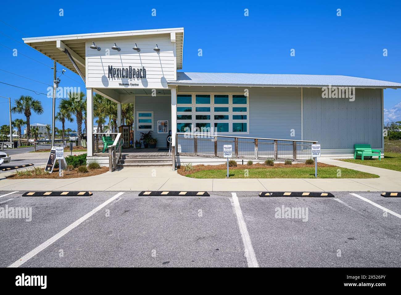 'Gateway to Paradise: Il Mexico Beach Florida Welcome Center accoglie calorosamente i visitatori, offrendo uno scorcio sul fascino costiero e l'ospitalità di questo hotel Foto Stock