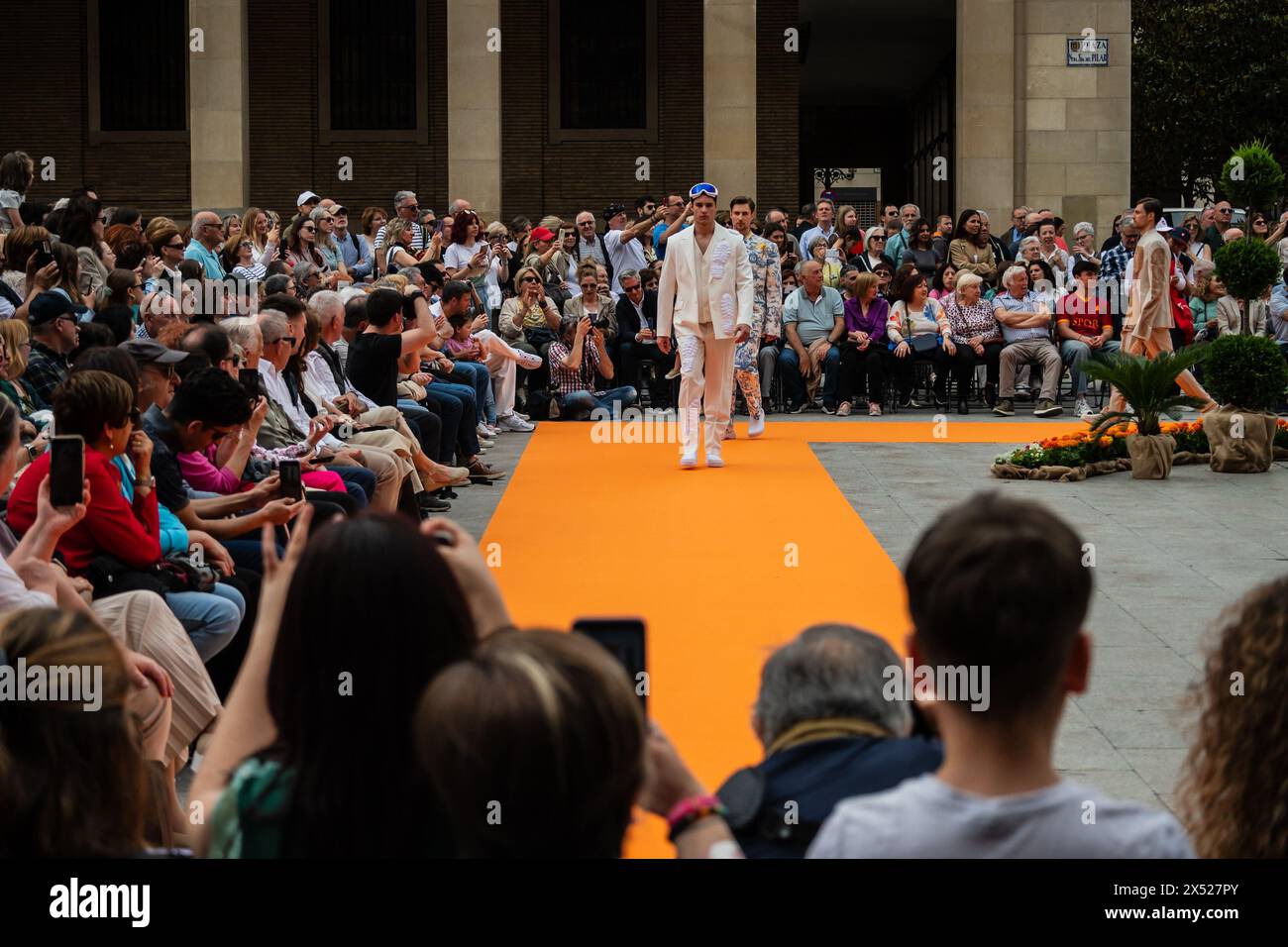 Sfilate di moda nella Plaza del Pilar di sostenibilità e innovazione, giovani designer e marchi aragonesi durante l'Aragon Fashion Week 2024, Saragozza, Foto Stock