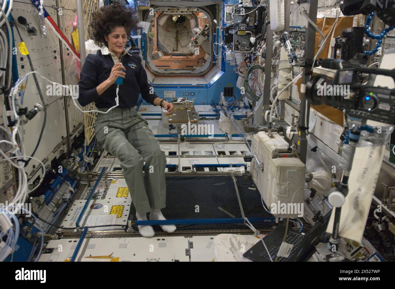 Stazione spaziale Internazionale, orbita terrestre. 19 ottobre 2012. L'astronauta della NASA Sunita Williams, comandante della Expedition 33, parla su un microfono all'interno del laboratorio Destiny della stazione spaziale Internazionale, 19 ottobre 2012, in Earth Orbit. Credito: Asronaut provided/NASA Photo/Alamy Live News Foto Stock