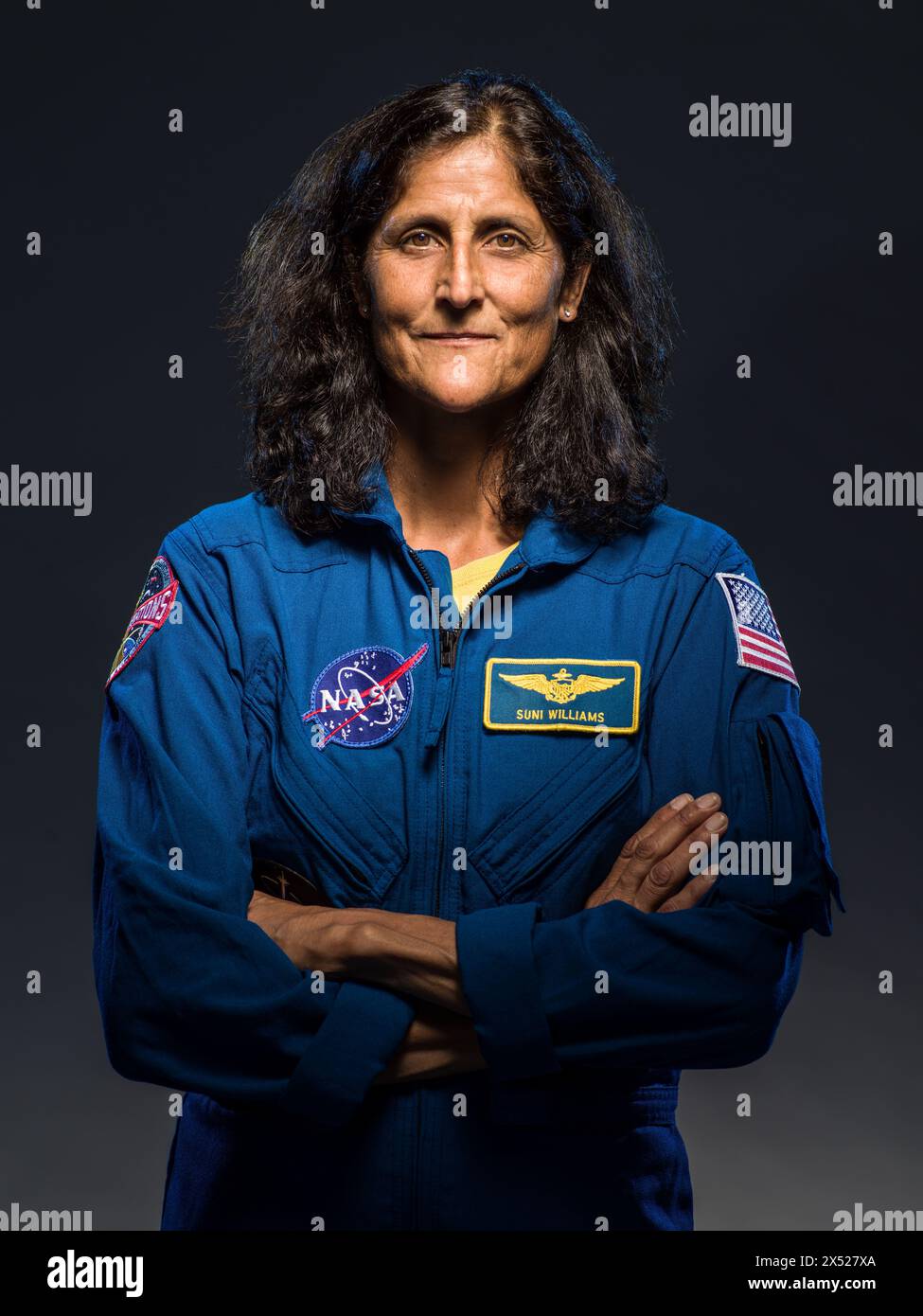 Houston, Stati Uniti d'America. 31 luglio 2018. Suni Williams, astronauta della NASA Boeing Crew Flight test, indossa una tuta di volo blu della NASA per il suo ritratto ufficiale al Johnson Space Center, 31 luglio 2018 a Houston, Texas. Williams è stato scelto come uno dei primi astronauti ad addestrarsi per la astronave Boeing Starliner. Crediti: Robert Markowitz/NASA Photo/Alamy Live News Foto Stock