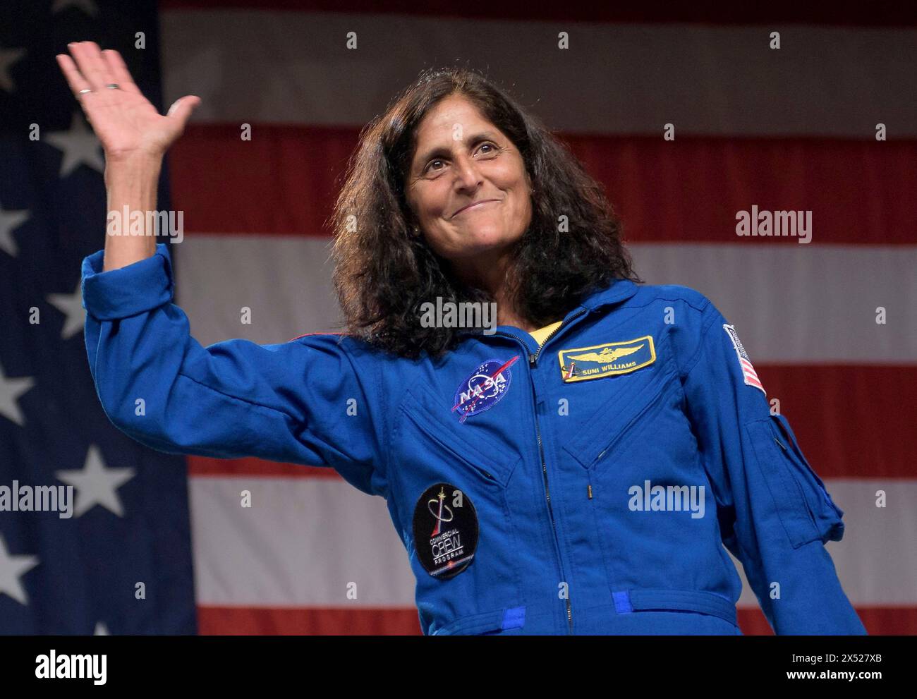 Houston, Stati Uniti d'America. 3 agosto 2018. Suni Williams, astronauta della NASA Boeing Crew Flight test, sorride e ondate durante l'annuncio di selezione dell'equipaggio per la missione Boeing Starliner presso il Johnson Space Center, 3 agosto 2018 a Houston, Texas. Crediti: Bill Ingalls/NASA Photo/Alamy Live News Foto Stock