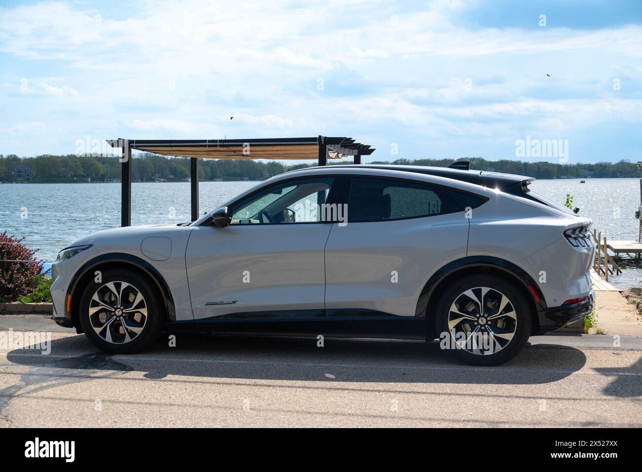 Mustang Mach e, bianco spazio Foto Stock