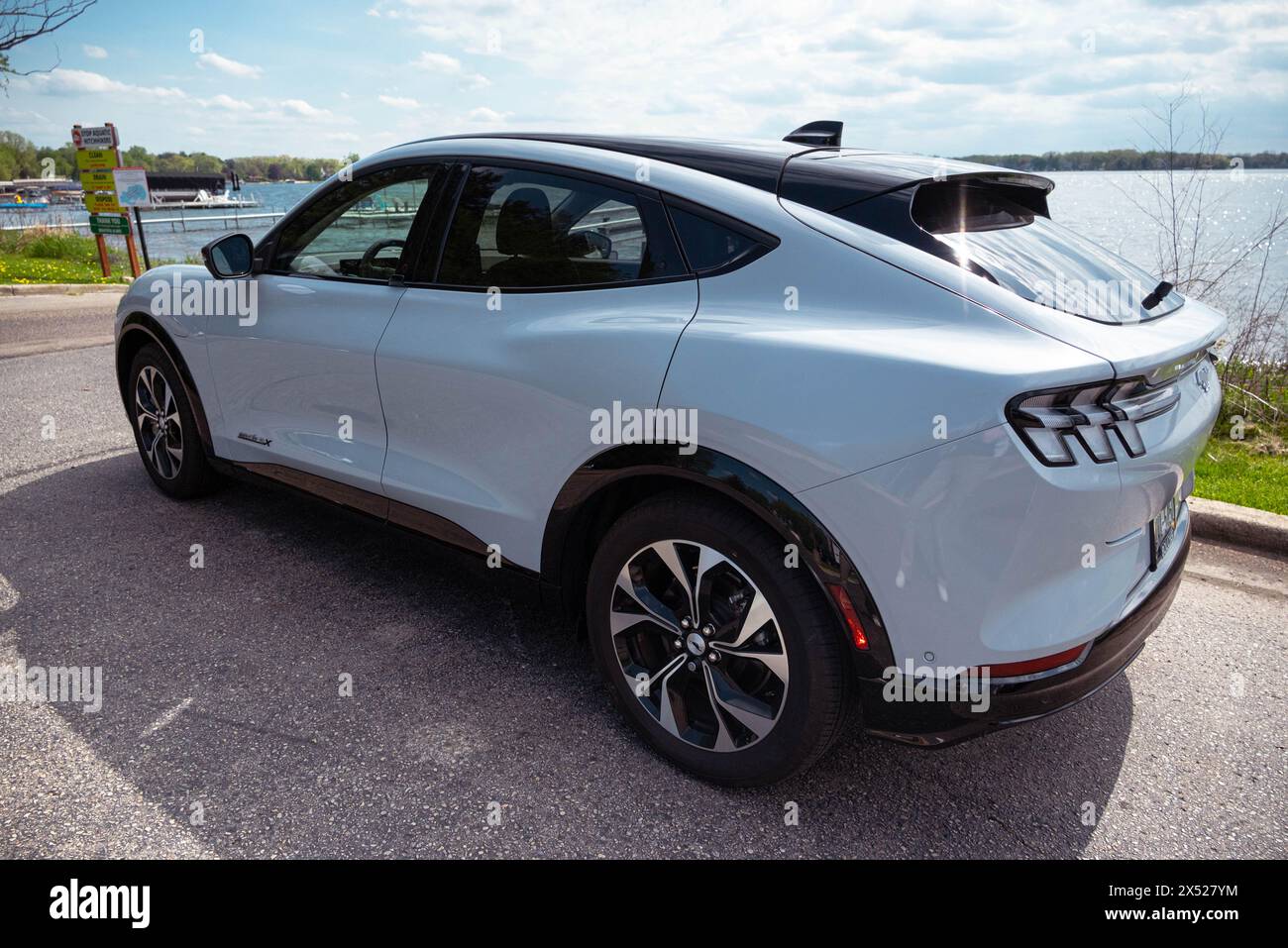 Mustang Mach e, bianco spazio Foto Stock