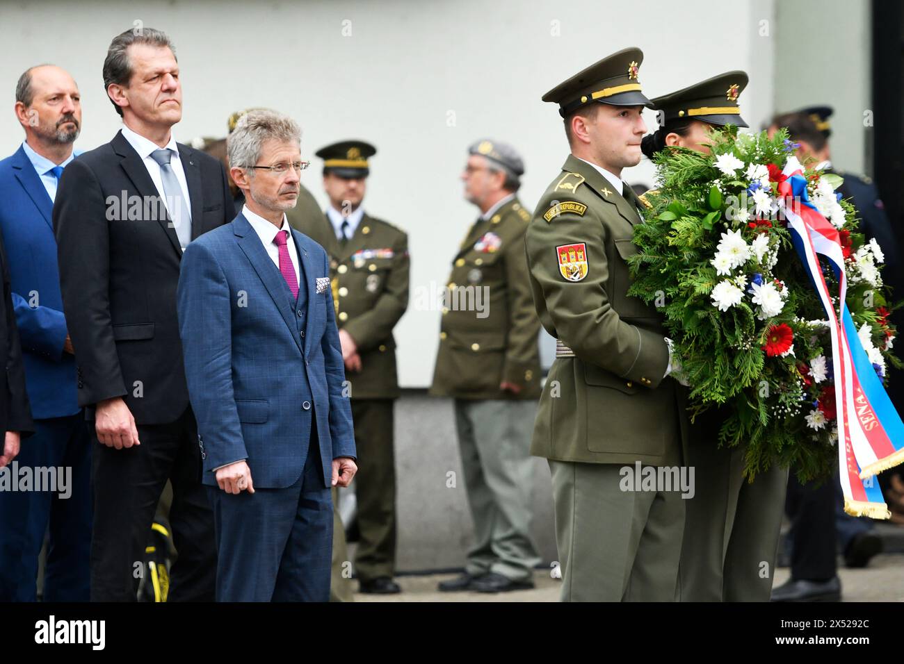 Pilsen, Repubblica Ceca. 6 maggio 2024. Il presidente del Senato ceco Milos Vystrcil, 3° da sinistra, partecipa a un evento commemorativo principale del Festival della Liberazione Pilsen, Grazie, America!, a Pilsen, Repubblica Ceca, il 6 maggio 2024. Crediti: Miroslav Chaloupka/CTK Photo/Alamy Live News Foto Stock