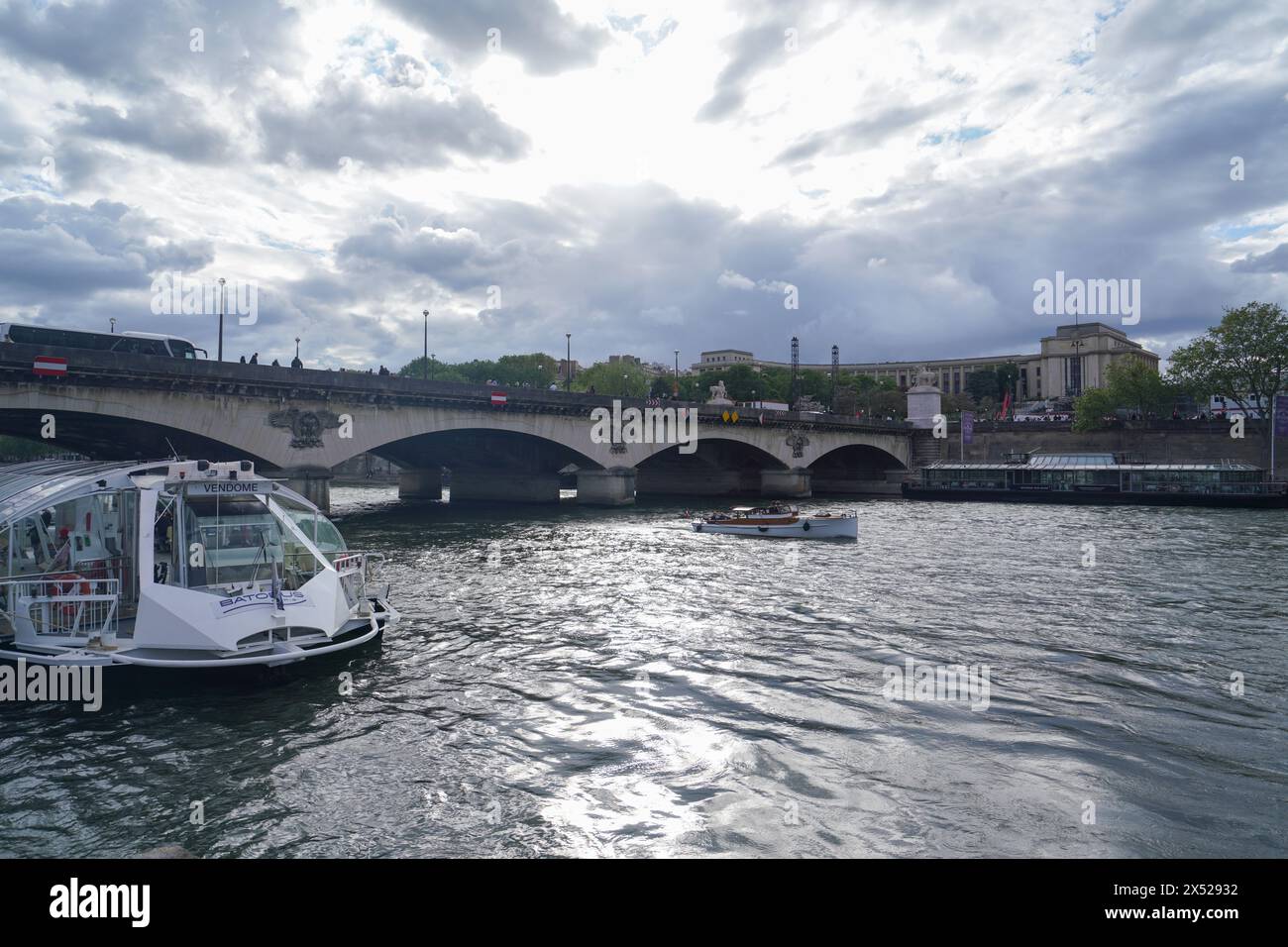 Parigi, Francia. 6 maggio 2024. Barche turistiche che navigano sul fiume Senna a Parigi. Analyisi della fondazione Surfrider ha inflitto alti livelli di batteri nel fiume Senna che potrebbero mettere a repentaglio gli eventi di nuoto alle Olimpiadi di Parigi crediti: amer ghazzal/Alamy Live News Foto Stock