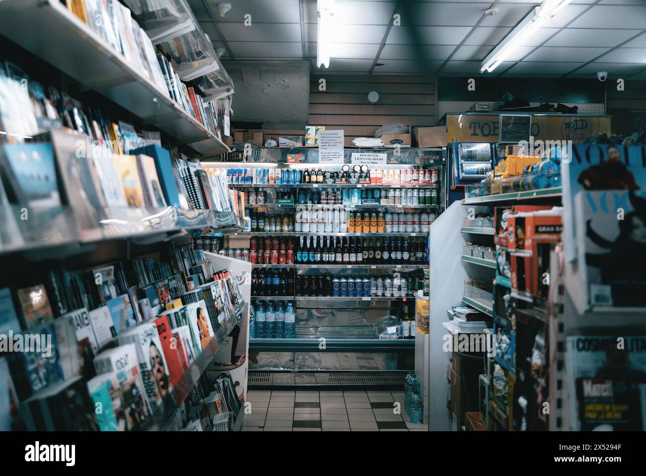 Londra - 23 gennaio 2022 - Vista cinematografica degli interni del negozio con luci e prodotti sterili Foto Stock