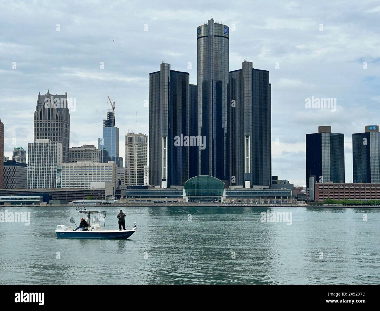 Alcuni pescatori alla deriva per Walleye sul fiume Detroit con lo skyline di Detroit, Michigan sullo sfondo (maggio 2024). Foto Stock