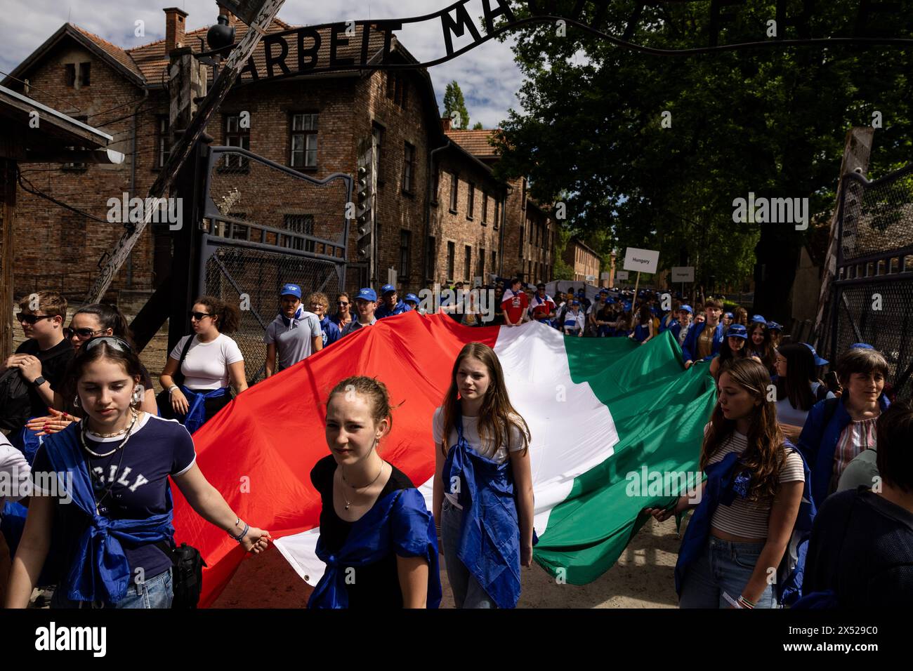 Varsavia, Varsavia, Polonia. 6 maggio 2024. La marcia annuale dei vivi, un percorso tra due ex campi di sterminio gestiti dai nazisti, a Oswiecim e Brzezinka, in Polonia. Un anno celebra il giorno della memoria dell'Olocausto e in quest'anno il 80° anniversario dell'annientamento quasi totale della comunità ebraica ungherese. Secondo gli organizzatori, "55 sopravvissuti all'Olocausto da tutto il mondo, compresi i sopravvissuti all'Olocausto che sono stati vittime del 7 ottobre" (immagine di credito: © Maciek Jazwiecki/ZUMA Press Wire) SOLO USO EDITORIALE! Non per USO commerciale! Foto Stock