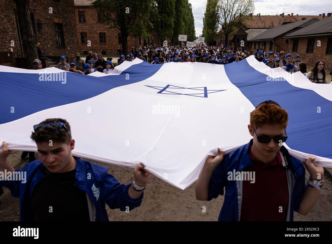 Varsavia, Varsavia, Polonia. 6 maggio 2024. La marcia annuale dei vivi, un percorso tra due ex campi di sterminio gestiti dai nazisti, a Oswiecim e Brzezinka, in Polonia. Un anno celebra il giorno della memoria dell'Olocausto e in quest'anno il 80° anniversario dell'annientamento quasi totale della comunità ebraica ungherese. Secondo gli organizzatori, "55 sopravvissuti all'Olocausto da tutto il mondo, compresi i sopravvissuti all'Olocausto che sono stati vittime del 7 ottobre" (immagine di credito: © Maciek Jazwiecki/ZUMA Press Wire) SOLO USO EDITORIALE! Non per USO commerciale! Foto Stock