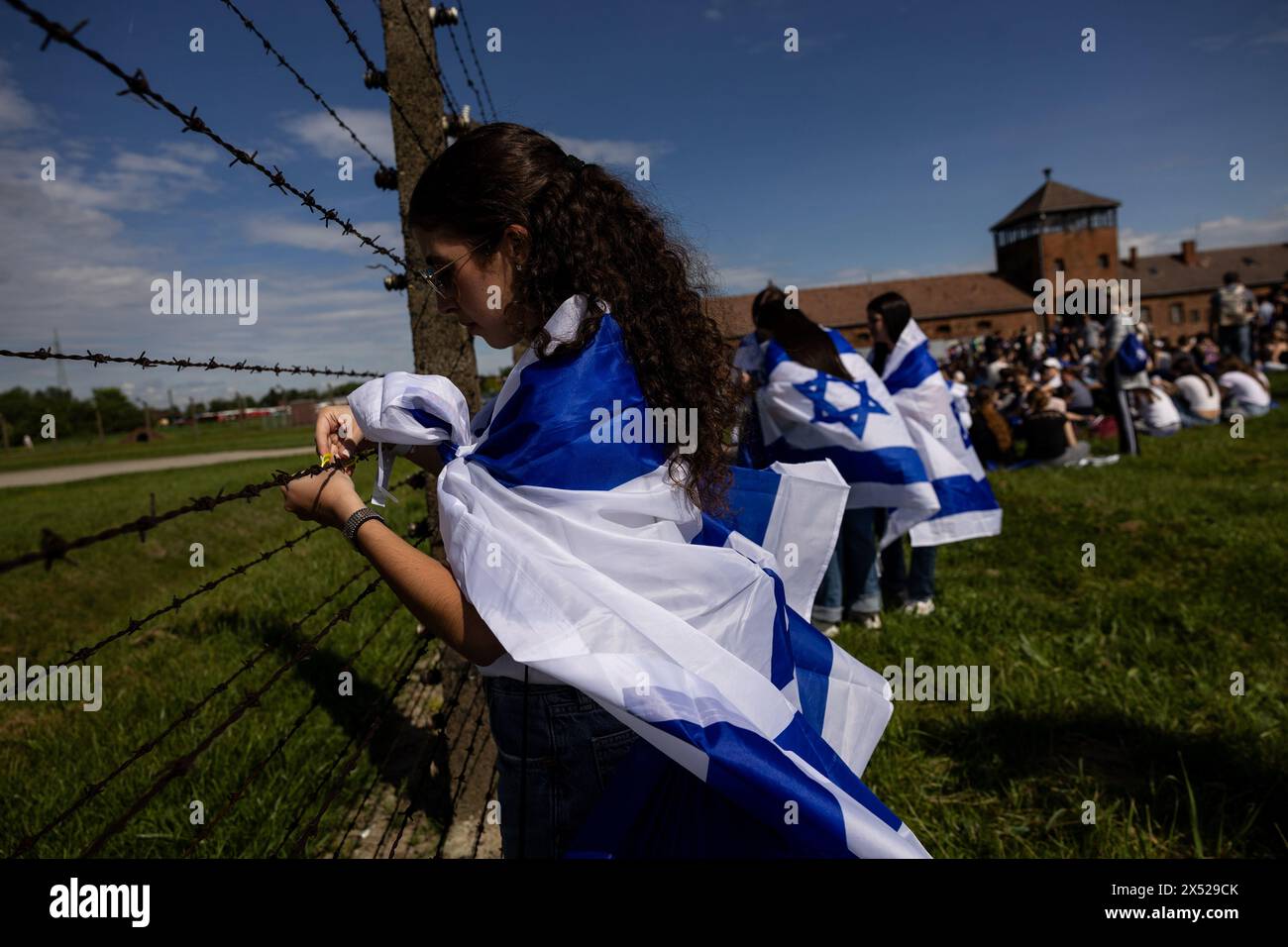 Varsavia, Varsavia, Polonia. 6 maggio 2024. La marcia annuale dei vivi, un percorso tra due ex campi di sterminio gestiti dai nazisti, a Oswiecim e Brzezinka, in Polonia. Un anno celebra il giorno della memoria dell'Olocausto e in quest'anno il 80° anniversario dell'annientamento quasi totale della comunità ebraica ungherese. Secondo gli organizzatori, "55 sopravvissuti all'Olocausto da tutto il mondo, compresi i sopravvissuti all'Olocausto che sono stati vittime del 7 ottobre" (immagine di credito: © Maciek Jazwiecki/ZUMA Press Wire) SOLO USO EDITORIALE! Non per USO commerciale! Foto Stock