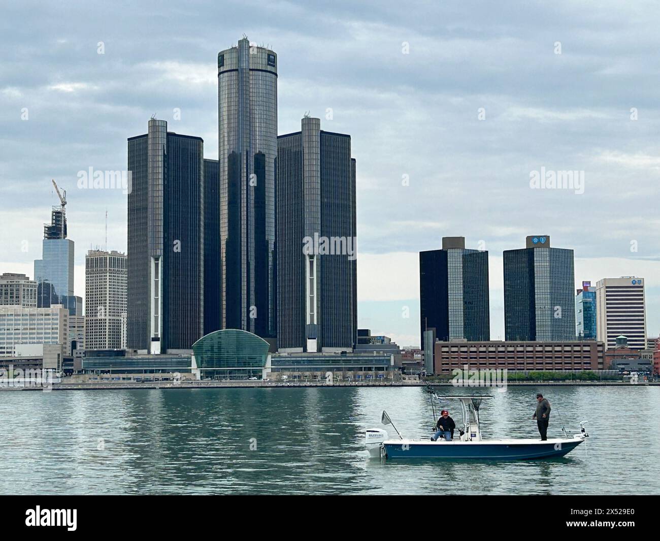 Pesca alla deriva di Walleye sul fiume Detroit con lo skyline di Detroit Michigan sullo sfondo (maggio 2024) Foto Stock