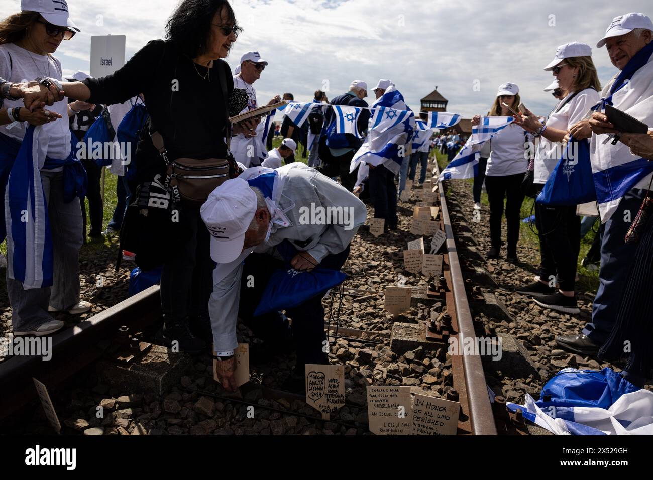 Varsavia, Varsavia, Polonia. 6 maggio 2024. La marcia annuale dei vivi, un percorso tra due ex campi di sterminio gestiti dai nazisti, a Oswiecim e Brzezinka, in Polonia. Un anno celebra il giorno della memoria dell'Olocausto e in quest'anno il 80° anniversario dell'annientamento quasi totale della comunità ebraica ungherese. Secondo gli organizzatori, "55 sopravvissuti all'Olocausto da tutto il mondo, compresi i sopravvissuti all'Olocausto che sono stati vittime del 7 ottobre" (immagine di credito: © Maciek Jazwiecki/ZUMA Press Wire) SOLO USO EDITORIALE! Non per USO commerciale! Foto Stock