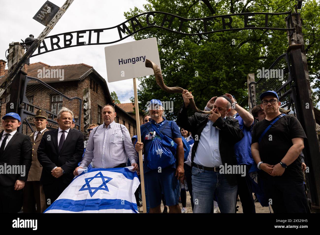 Varsavia, Varsavia, Polonia. 6 maggio 2024. La marcia annuale dei vivi, un percorso tra due ex campi di sterminio gestiti dai nazisti, a Oswiecim e Brzezinka, in Polonia. Un anno celebra il giorno della memoria dell'Olocausto e in quest'anno il 80° anniversario dell'annientamento quasi totale della comunità ebraica ungherese. Secondo gli organizzatori, "55 sopravvissuti all'Olocausto da tutto il mondo, compresi i sopravvissuti all'Olocausto che sono stati vittime del 7 ottobre" (immagine di credito: © Maciek Jazwiecki/ZUMA Press Wire) SOLO USO EDITORIALE! Non per USO commerciale! Foto Stock