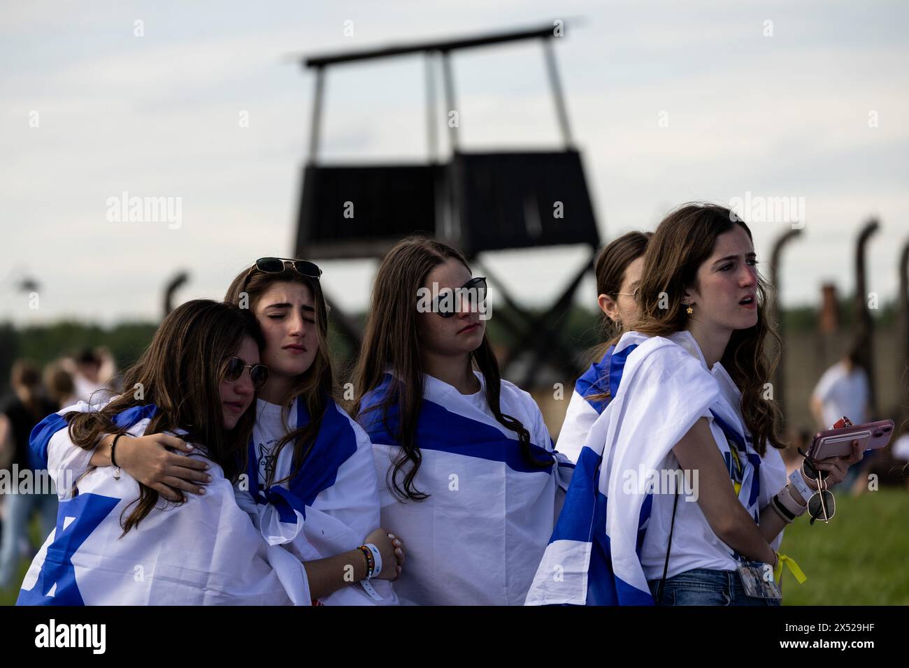 Varsavia, Varsavia, Polonia. 6 maggio 2024. La marcia annuale dei vivi, un percorso tra due ex campi di sterminio gestiti dai nazisti, a Oswiecim e Brzezinka, in Polonia. Un anno celebra il giorno della memoria dell'Olocausto e in quest'anno il 80° anniversario dell'annientamento quasi totale della comunità ebraica ungherese. Secondo gli organizzatori, "55 sopravvissuti all'Olocausto da tutto il mondo, compresi i sopravvissuti all'Olocausto che sono stati vittime del 7 ottobre" (immagine di credito: © Maciek Jazwiecki/ZUMA Press Wire) SOLO USO EDITORIALE! Non per USO commerciale! Foto Stock