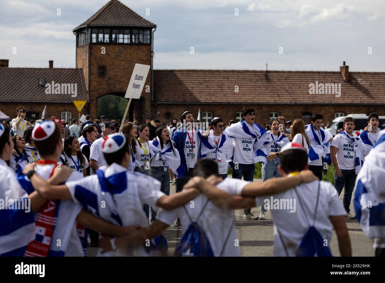 Varsavia, Varsavia, Polonia. 6 maggio 2024. La marcia annuale dei vivi, un percorso tra due ex campi di sterminio gestiti dai nazisti, a Oswiecim e Brzezinka, in Polonia. Un anno celebra il giorno della memoria dell'Olocausto e in quest'anno il 80° anniversario dell'annientamento quasi totale della comunità ebraica ungherese. Secondo gli organizzatori, "55 sopravvissuti all'Olocausto da tutto il mondo, compresi i sopravvissuti all'Olocausto che sono stati vittime del 7 ottobre" (immagine di credito: © Maciek Jazwiecki/ZUMA Press Wire) SOLO USO EDITORIALE! Non per USO commerciale! Foto Stock