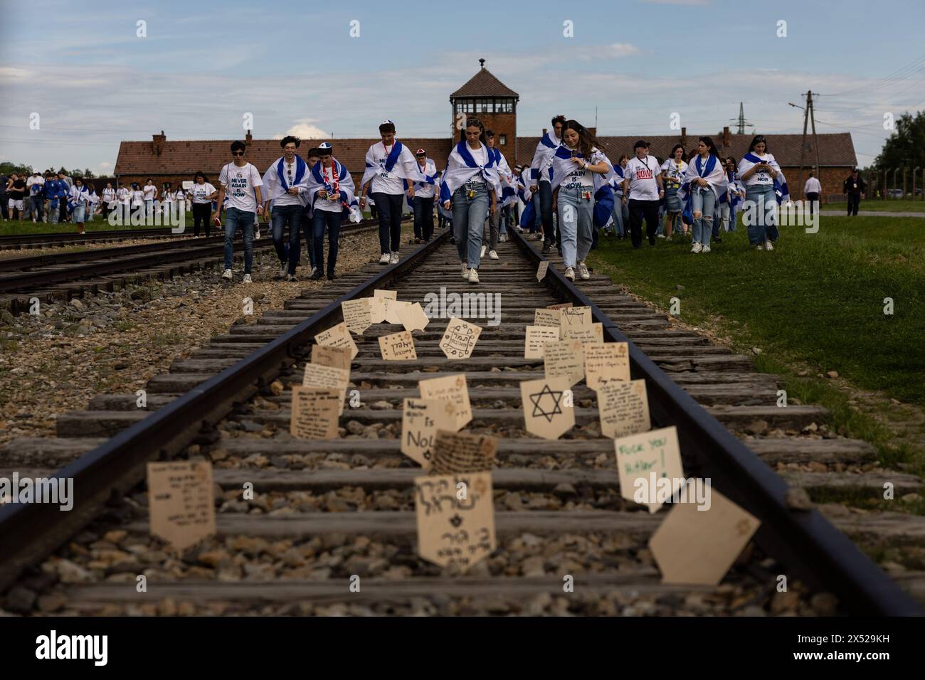 Varsavia, Varsavia, Polonia. 6 maggio 2024. La marcia annuale dei vivi, un percorso tra due ex campi di sterminio gestiti dai nazisti, a Oswiecim e Brzezinka, in Polonia. Un anno celebra il giorno della memoria dell'Olocausto e in quest'anno il 80° anniversario dell'annientamento quasi totale della comunità ebraica ungherese. Secondo gli organizzatori, "55 sopravvissuti all'Olocausto da tutto il mondo, compresi i sopravvissuti all'Olocausto che sono stati vittime del 7 ottobre" (immagine di credito: © Maciek Jazwiecki/ZUMA Press Wire) SOLO USO EDITORIALE! Non per USO commerciale! Foto Stock