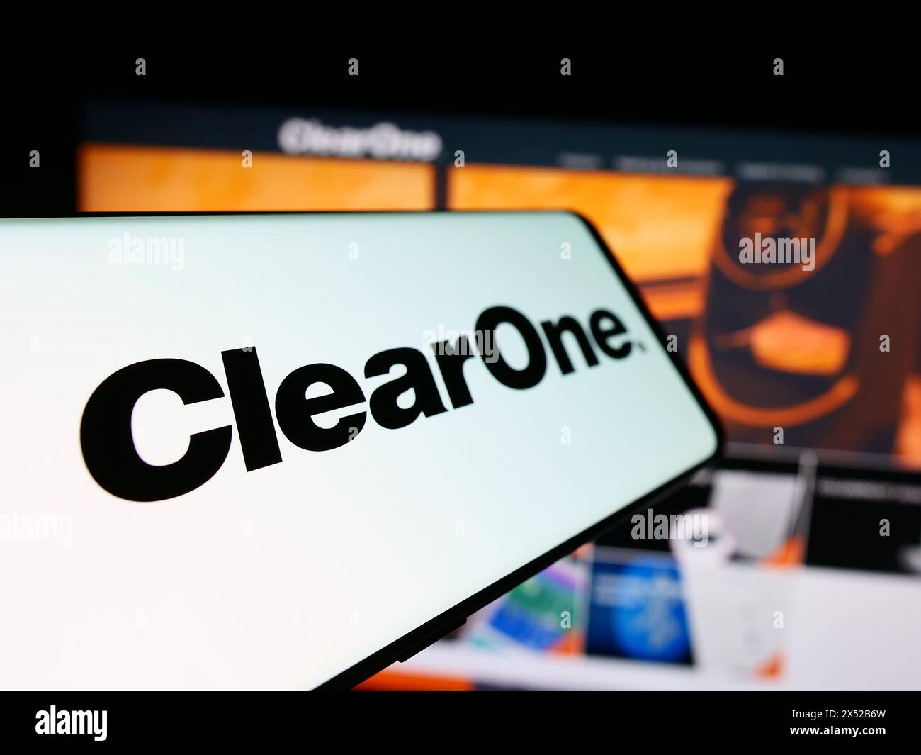 Smartphone con logo della società americana di soluzioni per conferenze ClearOne Inc. Davanti al sito Web aziendale. Mettere a fuoco la parte sinistra del display del telefono. Foto Stock