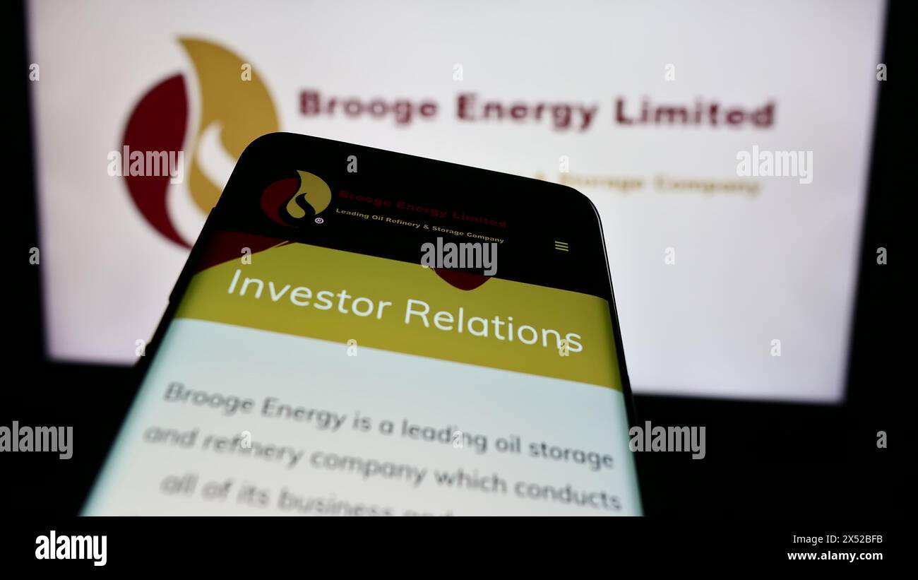 Smartphone con sito Web della società petrolifera degli Emirati Brooge Energy Limited davanti al logo aziendale. Mettere a fuoco in alto a sinistra sul display del telefono. Foto Stock