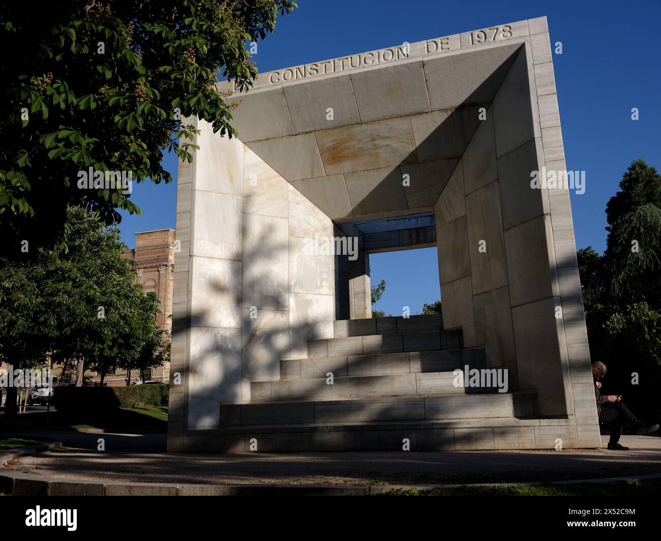 Monumento alla Costituzione del 1978. Inteso come un tesseratto, il suo autore è l'architetto Miguel Ángel Ruiz Larrea. Madrid 6 maggio 2024. Spagna Foto Stock